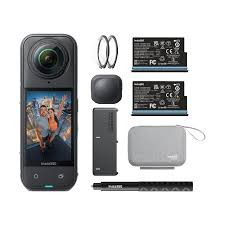 Insta360 X5 Essentials Bundle – Caméra 360° 8K étanche 15 m avec kit d’accessoires pour action et voyage